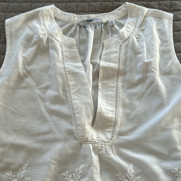 🌞 New Direction Bright White Sleeveless Appliqué Top - Picture 3 of 7